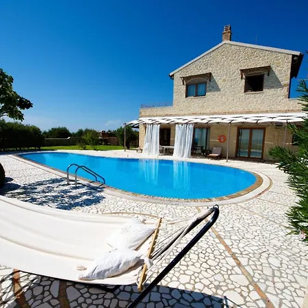 Βίλα Sleeps 8 Pool Air Con Wifi Χαλικούνας