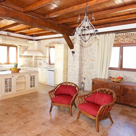 Sleeps 8 Pool Air Con Wifi Χαλικούνας