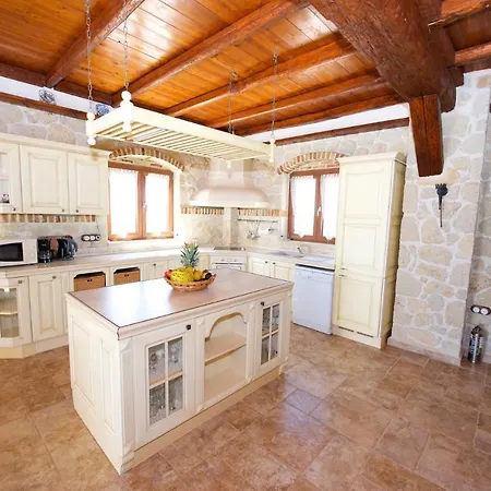 Sleeps 8 Pool Air Con Wifi * Χαλικούνας