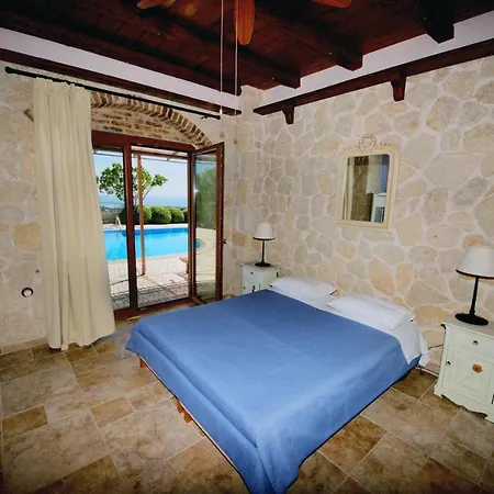 Βίλα Sleeps 8 Pool Air Con Wifi Χαλικούνας