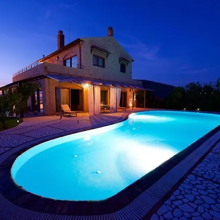 Sleeps 8 Pool Air Con Wifi Χαλικούνας